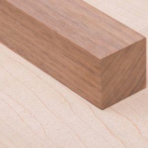 BATTEN CARRÉ EN BOIS DE NOYER AMÉRICAIN